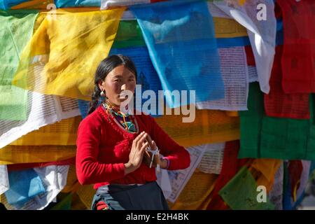 Chine Tibet Lhassa pèlerin priant devant le temple de Jokhang, ce monastère est le premier monastère bouddhiste au Tibet et construire une grande destination de pèlerinage Banque D'Images