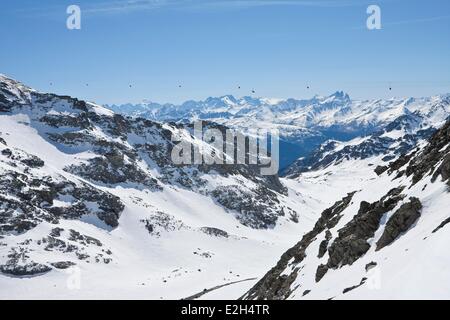 France Savoie Orelle Val Thorens domaine skiable des Trois Vallées tyrolienne la plus haute du monde (1300m de long et 250m de haut) départ est à 3250m d'altitude dans le massif de l'arrière-plan et de la barre des Ecrins Banque D'Images