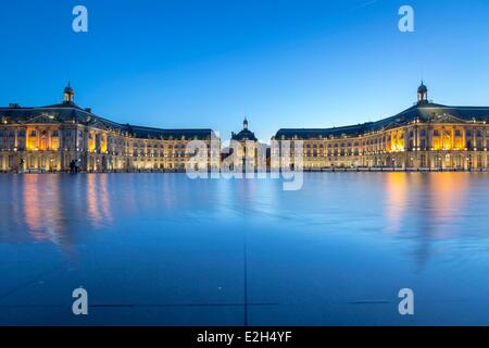 France Gironde Bordeaux classée au Patrimoine Mondial de l'UNESCO sur la Place de la Bourse Palais de la Bourse (xviiie siècle fontaine de trois grâces et de tram se reflétant dans l'eau miroir 2006 et réalisé par Jean Max Llorca gardien et architecte Pierre G Banque D'Images