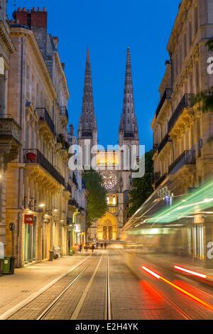 France Gironde Bordeaux zone classée Patrimoine Mondial par l'UNESCO le coucher du soleil sur la cathédrale Saint André rue Vital Carles Banque D'Images
