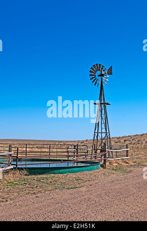 Moulin de l'eau utilisée pour l'élevage sur les grandes plaines de l'ouest des États-Unis. Banque D'Images