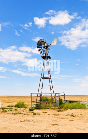 Moulin de l'eau utilisée pour l'élevage sur les grandes plaines de l'ouest des États-Unis. Banque D'Images