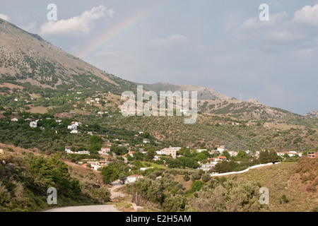 Un arc-en-ciel clair apparaît au-dessus du village de Profitis Ilias, sur l'île grecque du nord de Samothraki, Thrace, Grèce Banque D'Images