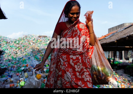 Les femmes travailleur dans une usine de recyclage de bouteilles en plastique.,hot,Montant,Asia,Bangladesh,Bengal,commerce,de,la vie quotidienne banglades Banque D'Images