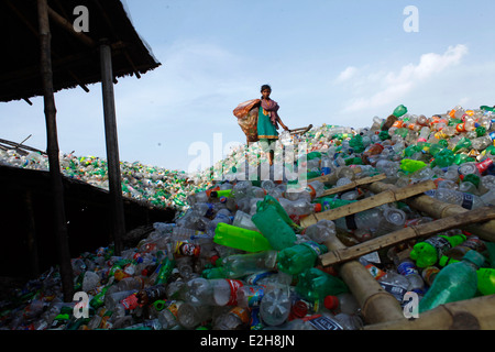 Les femmes travailleur dans une usine de recyclage de bouteilles en plastique.,hot,Montant,Asia,Bangladesh,Bengal,commerce,de,la vie quotidienne banglades Banque D'Images