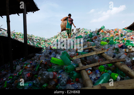 Les femmes travailleur dans une usine de recyclage de bouteilles en plastique.,hot,Montant,Asia,Bangladesh,Bengal,commerce,de,la vie quotidienne banglades Banque D'Images