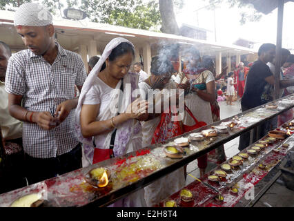 Guwahati, Inde. 19 Juin, 2014. Les dévots prient avant le Ambubasi annuel festival qui commencera à partir de dimanche à temple Kamakhya à Guwahati, Inde, le 19 juin 2014. Credit : Stringer/Xinhua/Alamy Live News Banque D'Images