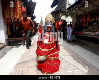 Guwahati, Inde. 19 Juin, 2014. Une femme vêtue comme la déesse hindoue Kali est vu d'avance sur l'Ambubasi annuel festival qui commencera à partir de dimanche à temple Kamakhya à Guwahati, Inde, le 19 juin 2014. Credit : Stringer/Xinhua/Alamy Live News Banque D'Images