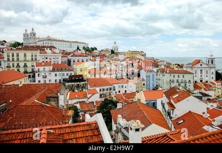 Vue du Jardim do Castelo de Sao Jorge à travers le quartier d'Alfama, Lisbonne, Portugal Banque D'Images