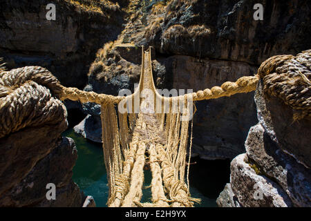 Qu'eswachaka surplombe le pont suspendu, pont de corde en tissus de Feathergrass péruvienne (Stipa ichu), au cours de la rivière Apurimac, dernière Banque D'Images