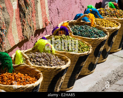 Les épices sont en vente dans des paniers, historique Medina, Marrakech, Marrakech-Tensift-El Haouz, Maroc Banque D'Images