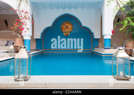 Vue sur la piscine du Riad Ksar Anika à Marrakech, Maroc, Afrique du Nord. Banque D'Images