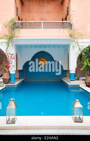 Vue sur la piscine du Riad Ksar Anika à Marrakech, Maroc, Afrique du Nord. Banque D'Images