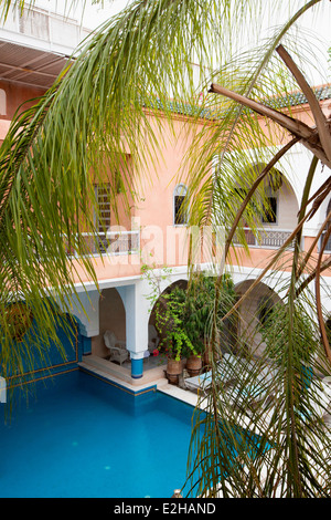 Vue sur la piscine du Riad Ksar Anika à Marrakech, Maroc, Afrique du Nord. Banque D'Images