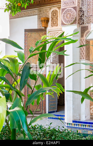 Une cour ombragée à El Bahia Palace à Marrakech, Maroc, Afrique du Nord. Banque D'Images