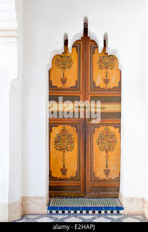 Une porte décorative à El Bahia Palace à Marrakech, Maroc, Afrique du Nord. Banque D'Images