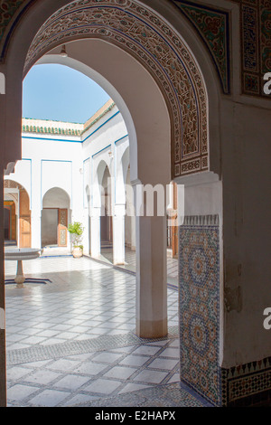 Une arche en forme de fer à cheval décoratif mène dans la cour principale à El Bahia Palace à Marrakech, Maroc, Afrique du Nord. Banque D'Images