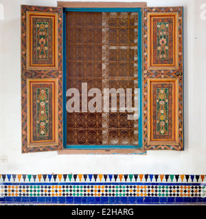 Voir d'une fenêtre de décoration à El Bahia Palace à Marrakech, Maroc, Afrique du Nord. Banque D'Images