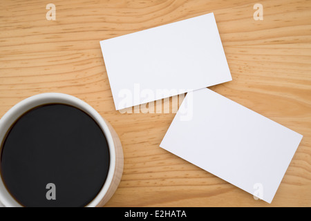 Cartes d'affaires et de café vide sur la table en bois Banque D'Images