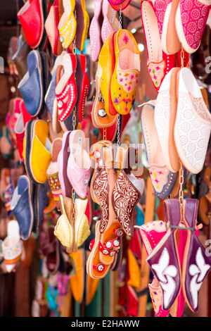 Chaussures colorées et babouches affiché dans les souks de Marrakech au Maroc, l'Afrique du Nord. Banque D'Images