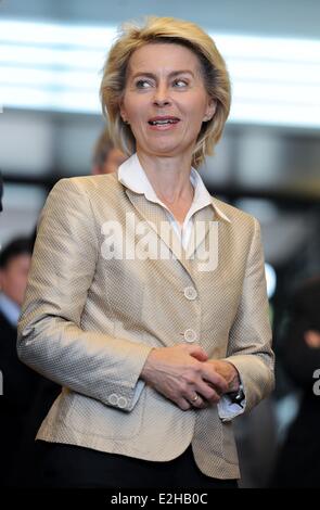 Washington, DC, USA. 19 Juin, 2014. Le ministre allemand de la défense, Ursula von der Leyen parle aux soldats de la Bundeswehr les US/Canada à Washington, DC, USA, 19 juin 2014. Photo : Britta Pedersen/dpa/Alamy Live News Banque D'Images