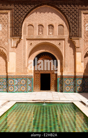 Vue sur les ablutions piscine à la Medersa Ben Youssef à Marrakech, Maroc, Afrique du Nord. Banque D'Images