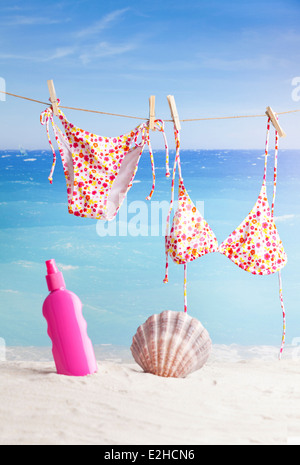 Vacances D'été - Accessoires De Plage Sur Le Bord De La Mer Photo stock -  Image du plage, paille: 116201562