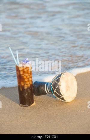 Café glacé dans le contexte d'une plage ensoleillée Banque D'Images
