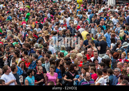 Foule, de nombreuses personnes dans un espace confiné, lors d'un festival, Banque D'Images