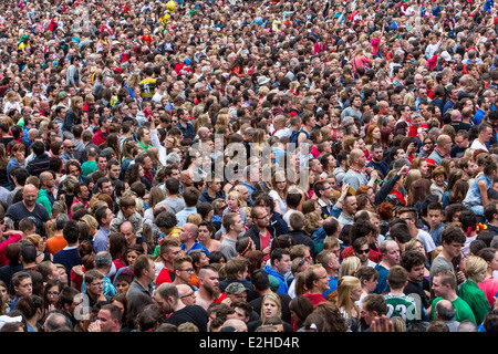 Foule, de nombreuses personnes dans un espace confiné, lors d'un festival, Banque D'Images