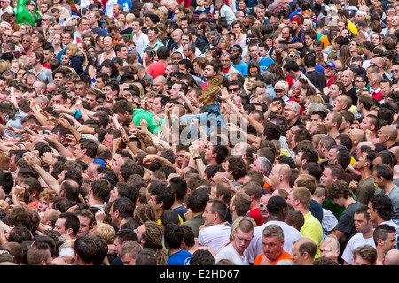 Foule, de nombreuses personnes dans un espace confiné, lors d'un festival, Banque D'Images