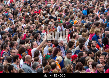 Foule, de nombreuses personnes dans un espace confiné, lors d'un festival, Banque D'Images