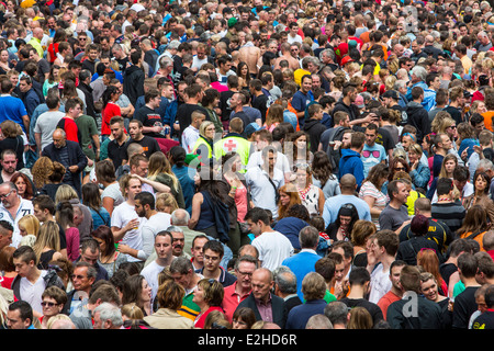 Foule, de nombreuses personnes dans un espace confiné, lors d'un festival, Banque D'Images