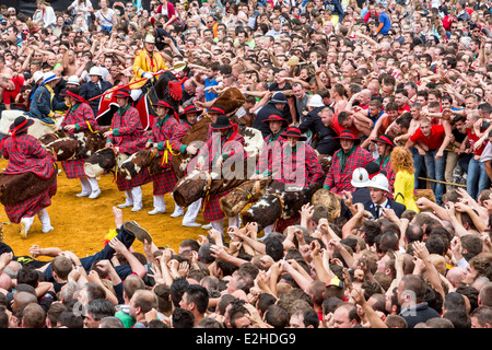 'Doudou' Festival à Mons, en Belgique. "Lumeçon" bataille du saint Saint Georges avec le dragon sur la Grand Place de la vieille ville Banque D'Images