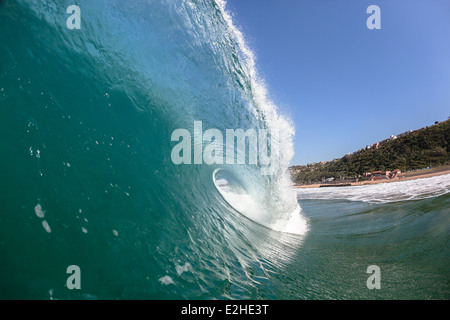 Océan vagues piscine vue de l'intérieur des creux s'écraser la puissance de l'eau bleu. Banque D'Images