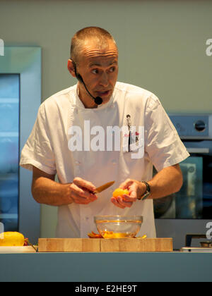 Regents Park, Londres. UK. Jeudi 19 juin 2014. Michel Roux Jr donne une masterclass au goût, le théâtre à l'avant-goût de Londres Festival à Regents Park. Jeudi 19 Juin 2014 : Crédit photo par Lindsay Le gendarme / Alamy Live News Banque D'Images