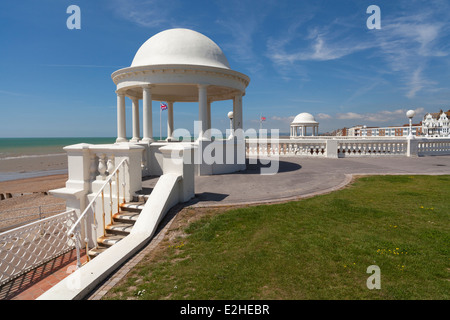 Les Colonnades au De La Warr Pavilion, Bexhill-on-Sea, East Sussex, Angleterre, Royaume-Uni, Europe Banque D'Images