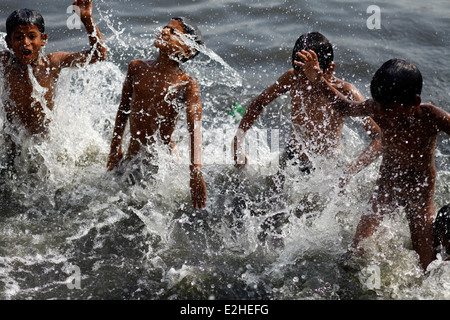 Un Enfant De La Rue La Natation Dans Une Rivière Polluée