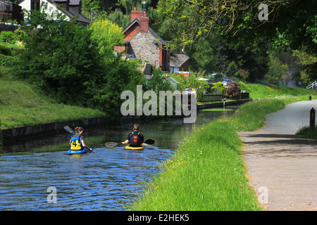 Les kayakistes sur le canal à Froncysyllte Banque D'Images