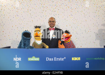 Kruemelmonster aka Cookie Monster, Bert, Melvin Ming, Erni célébrant le 40ème anniversaire de Sesame Street Sesamstrasse à NDR Banque D'Images