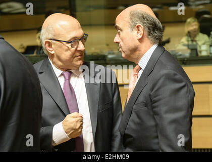 Le Luxembourg. 20 Juin, 2014. Le ministre français des Finances, Michel Sapain (L) et ministre espagnol des finances Luis De Guindos Jurado durant la réunion des ministres des finances du Conseil ECOFIN au Conseil européen siège à Luxembourg. Photo : afp/Alamy Live News Banque D'Images