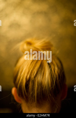 Femme portant les cheveux en chignon, vue arrière Banque D'Images
