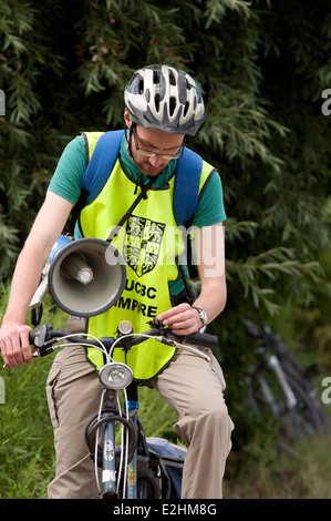 Cambridge peut bosses, halage, juge-arbitre sur un vélo avec un mégaphone Banque D'Images