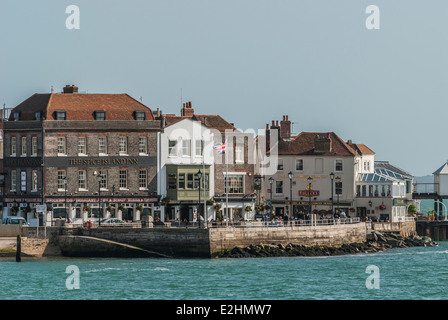 En regardant vers l'île aux épices, le port de Portsmouth, Vieux Portsmouth, Hampshire. Banque D'Images