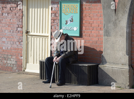 Vieil homme endormi au soleil sur un banc. Front de mer de Brighton. East Sussex. L'Angleterre Banque D'Images