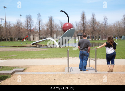 Deux personnes regardant le Spoonbridge and cherry à Minneapolis sculpture garden, Walker Art Center. Mme disponibles si nécessaire. Banque D'Images