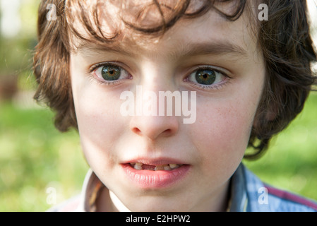 Boy outdoors, portrait en gros Banque D'Images