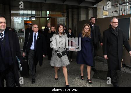 La princesse Eugénie et de la princesse Beatrice arrivant à la gare centrale de Hanovre pour assister à la ré-ouverture du château de Herrenhausen Schloss. Où : Hanovre, Berlin, Allemagne Quand : 18 Jan 2013 Banque D'Images