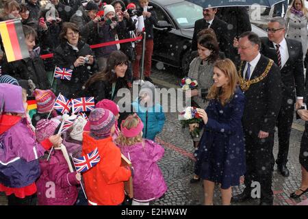 La princesse Eugénie, Princesse Béatrice et Hannover maire Stephan Weil arrivant à l'hôtel de ville de Hanovre à laisser leur signature dans le Livre d'or de la ville. Où : Hanovre, Berlin, Allemagne Quand : 18 Jan 2013 Banque D'Images