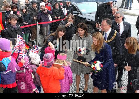 La princesse Eugénie, Princesse Béatrice et Hannover maire Stephan Weil arrivant à l'hôtel de ville de Hanovre à laisser leur signature dans le Livre d'or de la ville. Où : Hanovre, Berlin, Allemagne Quand : 18 Jan 2013 Banque D'Images